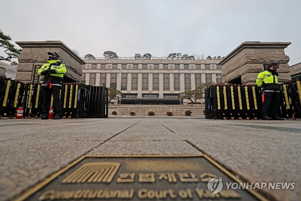 Trước đó, vào chiều 14-1, Tòa Hiến pháp Hàn Quốc đã mở phiên xét xử đầu tiên đối với Tổng thống Yoon.Tuy nhiên, phiên tòa đã kết thúc chỉ sau 4 phút do Tổng thống Yoon không đến dự vì lo ngại về sự an toàn cá nhân.