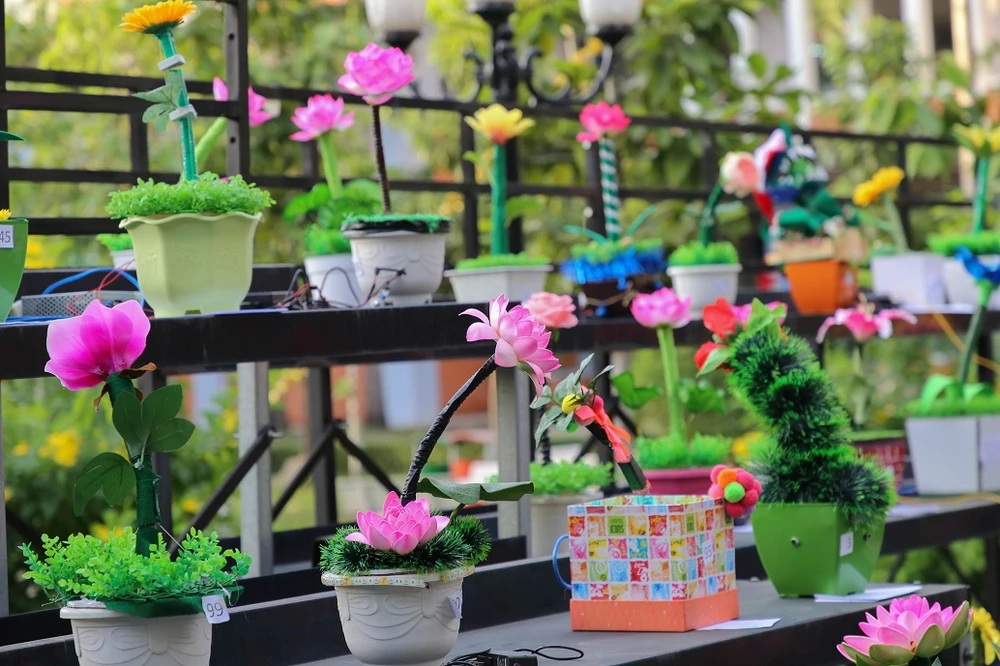 Sinh viên năm nhất làm hoa công nghệ cảnh báo khí gas ảnh 3