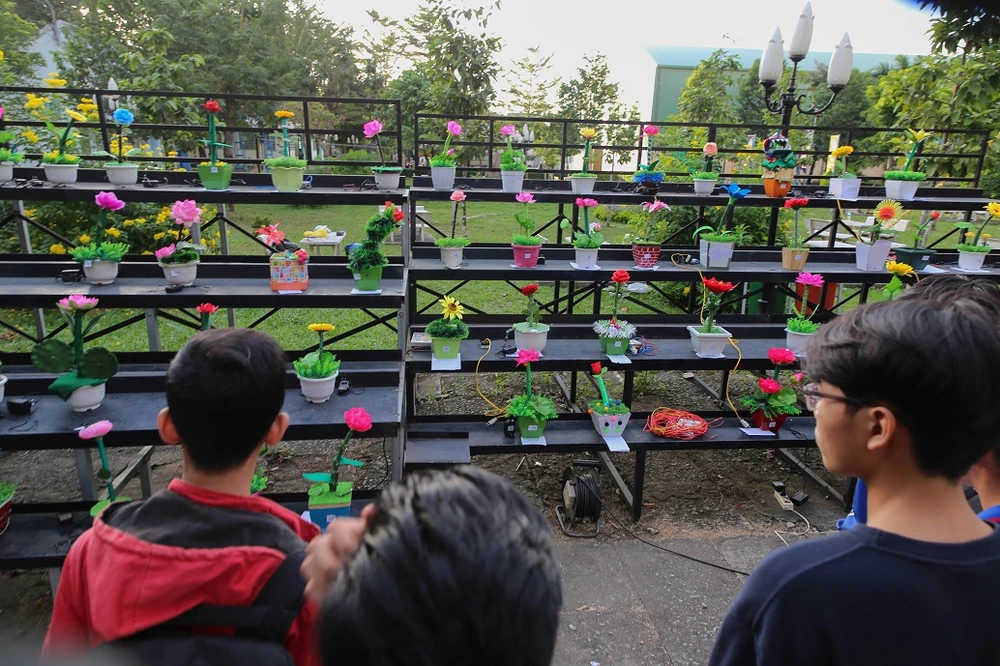 Sinh viên năm nhất làm hoa công nghệ cảnh báo khí gas ảnh 4