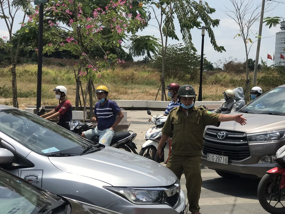 Tắc đường tại làng Đại học: Cảnh hiếm thấy, mỗi năm có một lần ảnh 3
