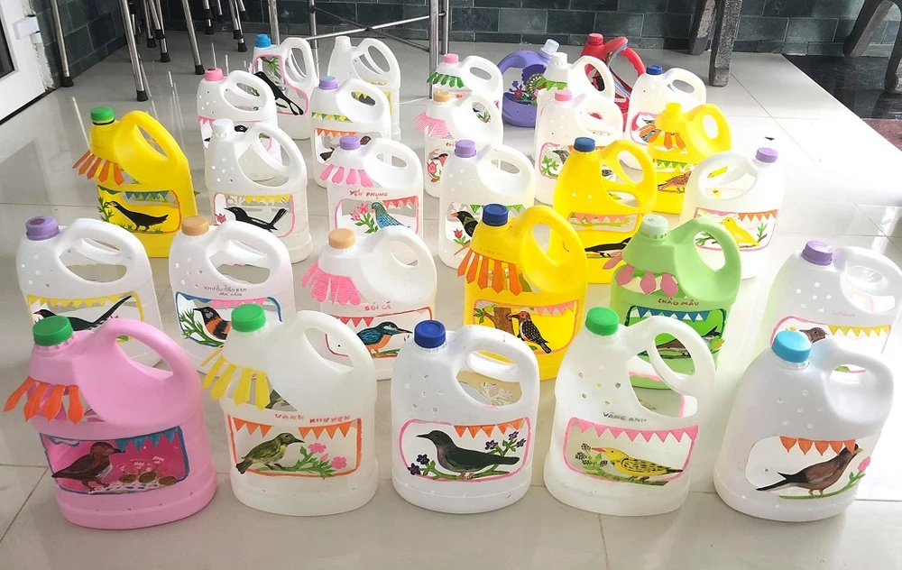 Mùa dịch, làm nhà siêu nhỏ, đem chim rừng cá biển vào can nhựa giết thời gian ảnh 4