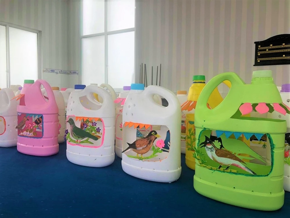 Mùa dịch, làm nhà siêu nhỏ, đem chim rừng cá biển vào can nhựa giết thời gian ảnh 5