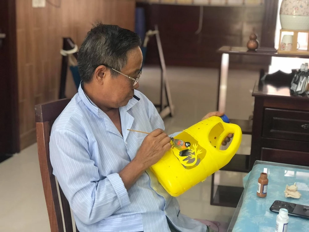 Mùa dịch, làm nhà siêu nhỏ, đem chim rừng cá biển vào can nhựa giết thời gian ảnh 3