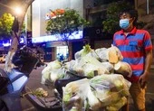 Đà Nẵng: Phân phát rau củ xuyên đêm vì sợ bà con thiếu thốn