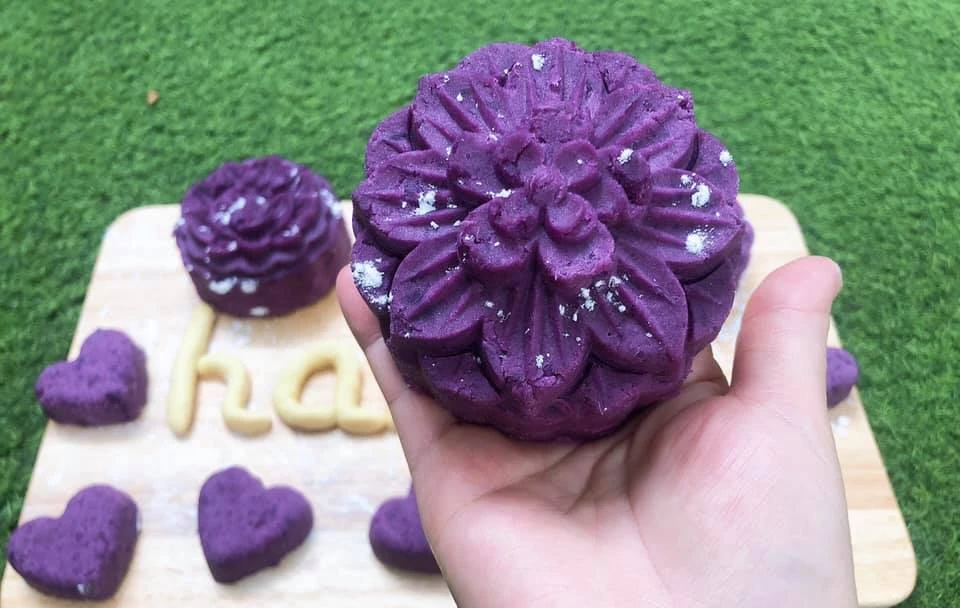 Cha mẹ làm đầu lân, bánh trung thu cùng con phá cỗ ảnh 5