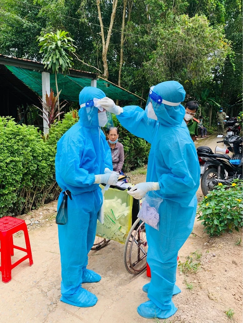 Tận dụng xe lăn, xích lô, xe bán chuối nướng, sữa đậu nành,... để lấy mẫu ảnh 2