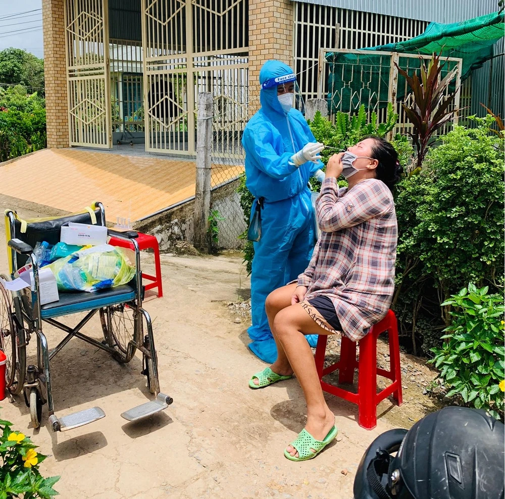 Tận dụng xe lăn, xích lô, xe bán chuối nướng, sữa đậu nành,... để lấy mẫu ảnh 3