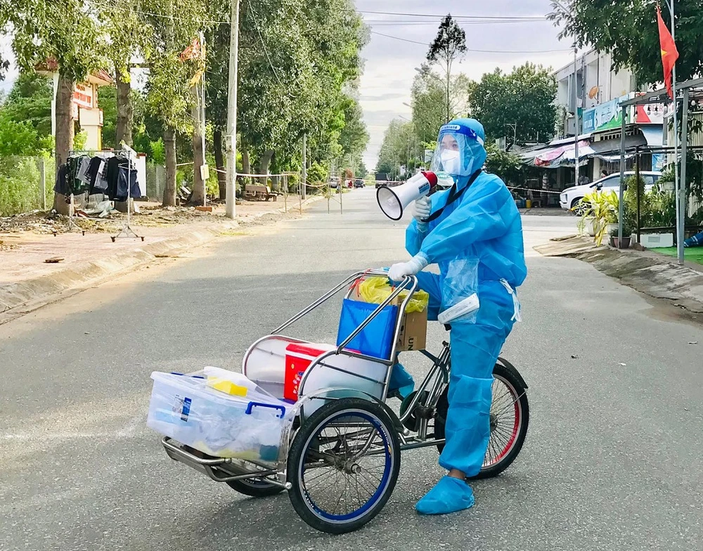 Tận dụng xe lăn, xích lô, xe bán chuối nướng, sữa đậu nành,... để lấy mẫu ảnh 4