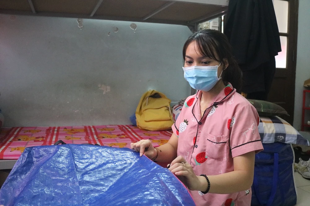 Sinh viên nôn nao trở lại ký túc xá để... lấy đồ ảnh 2