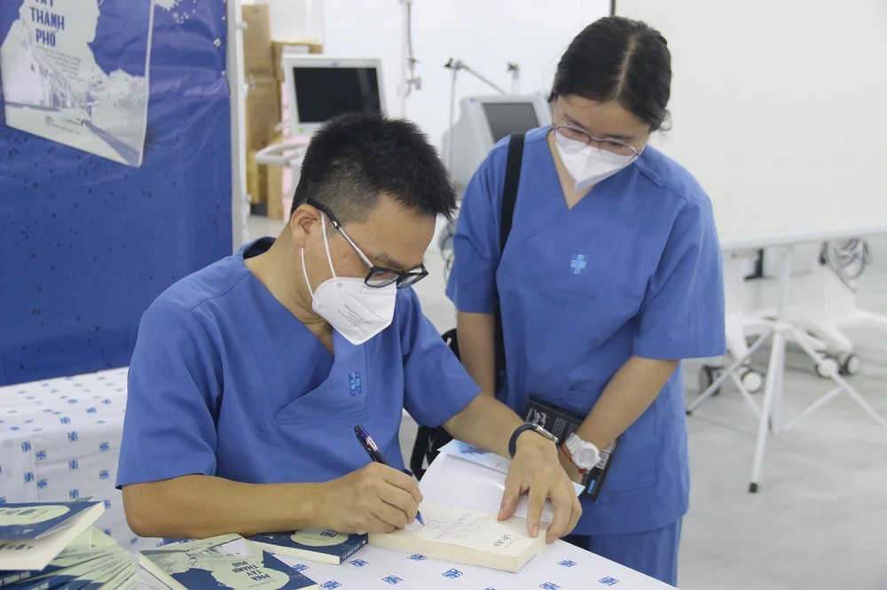 Bác sĩ Lê Minh Khôi viết sách để tri ân những chiến binh thầm lặng ảnh 5