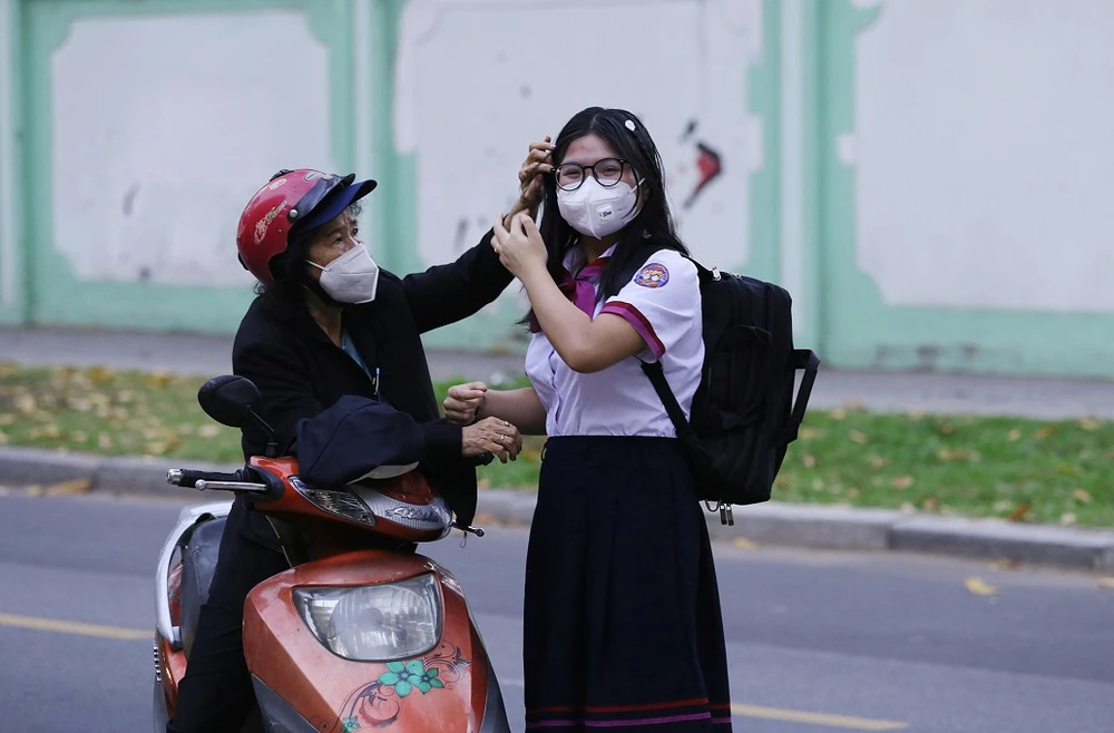 Hàng trăm ngàn học sinh tại TP.HCM vui vẻ trở lại trường ảnh 9