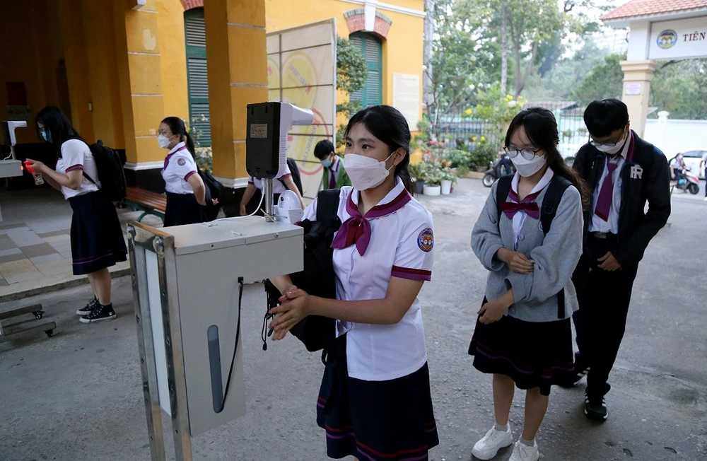 Hàng trăm ngàn học sinh tại TP.HCM vui vẻ trở lại trường ảnh 11