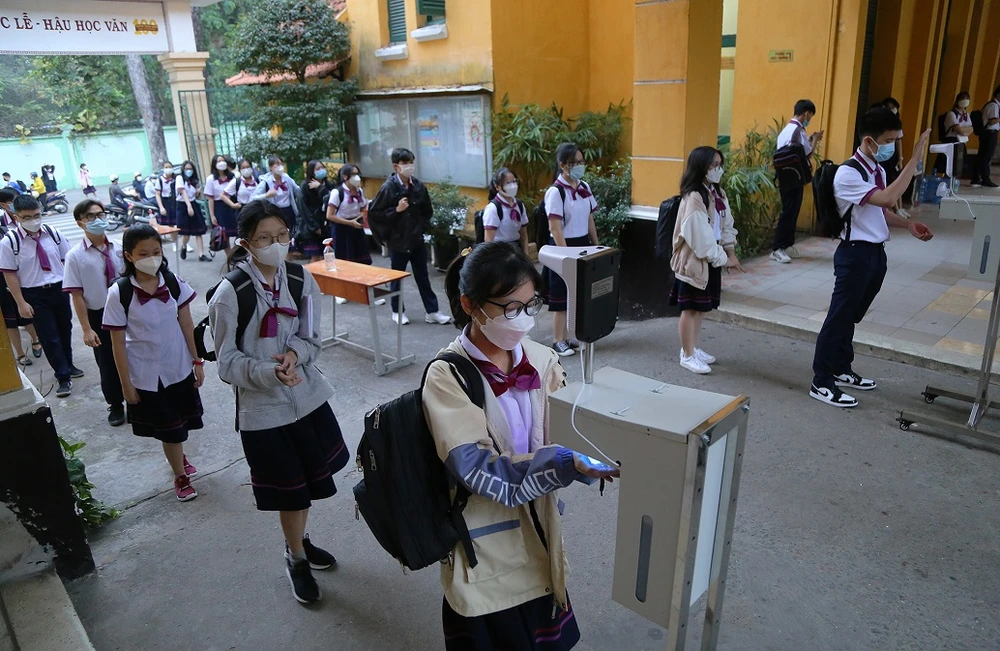 Hàng trăm ngàn học sinh tại TP.HCM vui vẻ trở lại trường ảnh 12