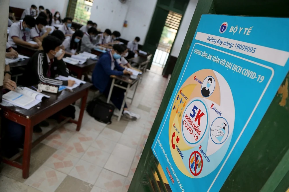 Hàng trăm ngàn học sinh tại TP.HCM vui vẻ trở lại trường ảnh 18