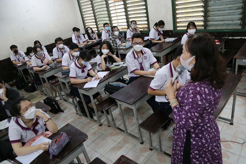 Hàng trăm ngàn học sinh tại TP.HCM vui vẻ trở lại trường ảnh 15