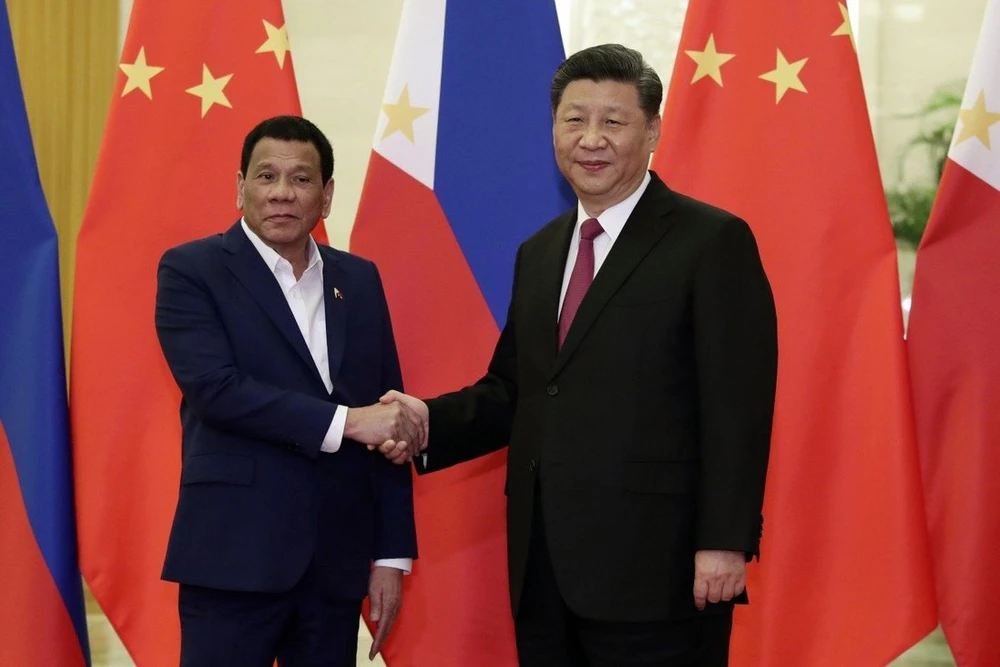 Tổng thống Philippines Rodrigo Duterte (trái) và Chủ tịch Trung Quốc Tập Cận Bình. Ảnh: AP