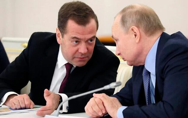 Tổng thống Nga Vladimir Putin (phải) và Phó chủ tịch Hội đồng An ninh quốc gia Nga Dmitry Medvedev trong một cuộc họp tại Điện Kremlin hồi năm 2019. Ảnh: AP