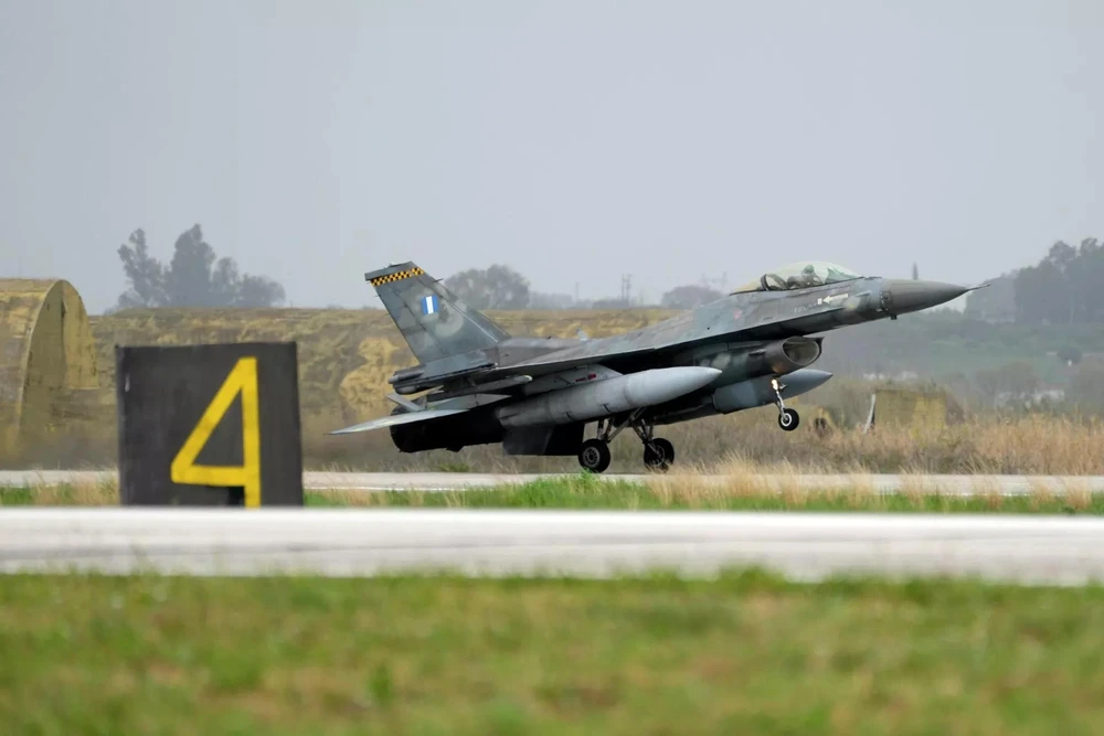Một máy bay chiến đấu F-16 của Hy Lạp hạ cánh xuống căn cứ không quân Andravida, cách Athens khoảng 279 km về phía tây nam, ngày 1-4-2022. Ảnh: SPUTNIK