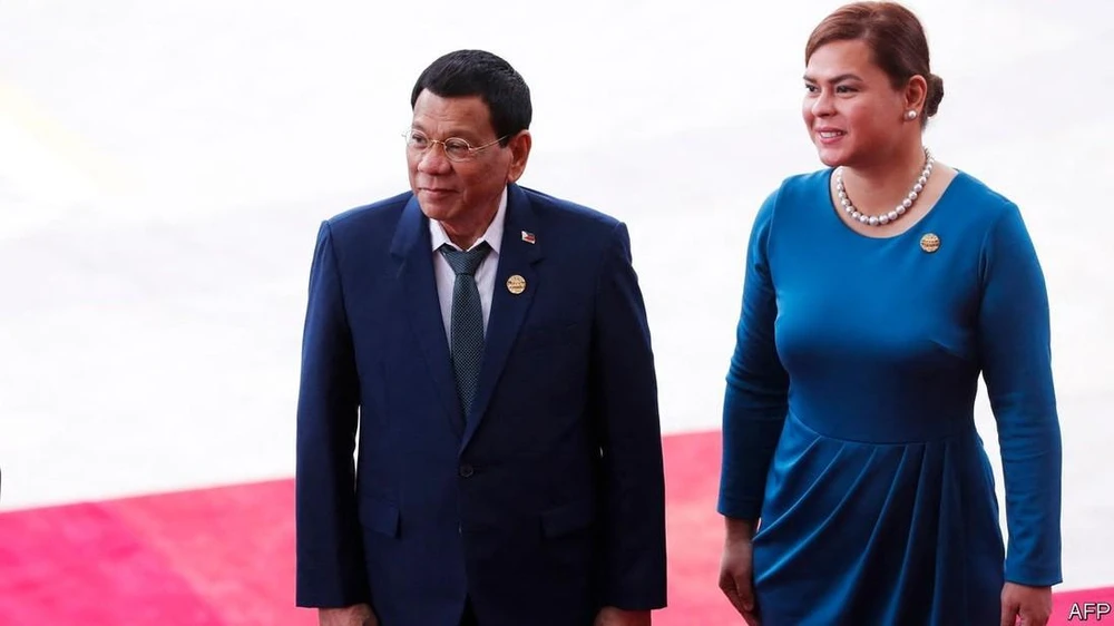Tổng thống Philippines Rodrigo Duterte (trái) và con gái Sara Duterte-Carpio. Ảnh: AFP Tổng thống Philippines Rodrigo Duterte (trái) và con gái Sara Duterte-Carpio. Ảnh: AFP