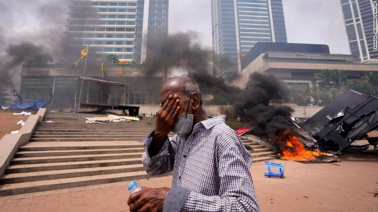 Các cuộc bạo loạn và bạo lực chết người ở Sri Laka đã lan rộng sau khi nhiều người đã thực hiện các vụ đốt phá nhà cửa và xe cộ. Ảnh: CNN