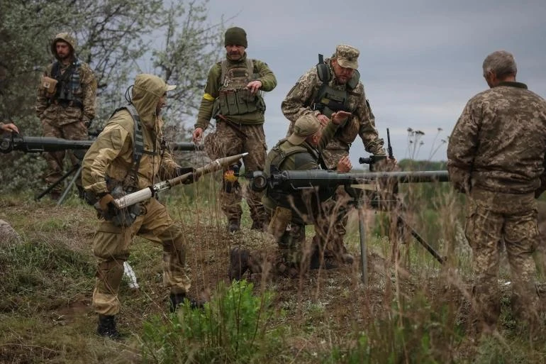 Các binh sĩ Ukraine sử dụng súng phóng lựu chống tăng trong cuộc tập trận ở TP Dnipropetrovsk. Ảnh: REUTERS