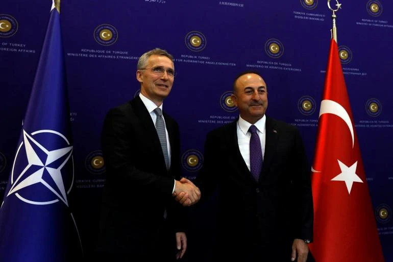 Tổng thư ký NATO Jens Stoltenberg (trái) và Ngoại trưởng Thổ Nhĩ Kỳ Mevlut Cavusoglu. Ảnh: REUTERS