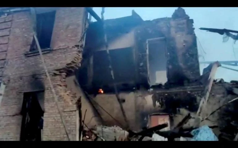 Một ngôi trường ở làng Bilohorivka, tỉnh Luhansk, Ukraine bị phá hủy ngày 8-5. Ảnh: REUTERS.