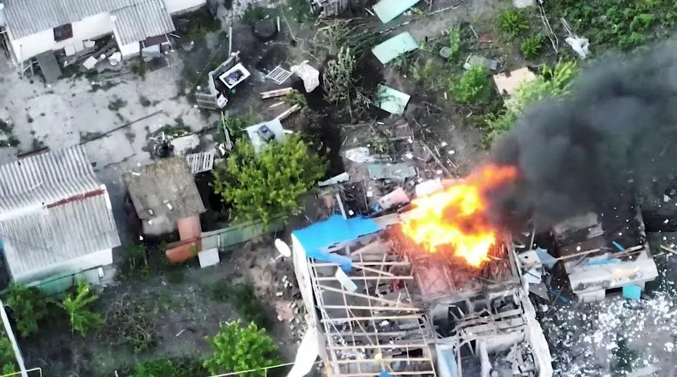 Các tòa nhà chung cư bị hư hại tại thị trấn Popasna thuộc tỉnh Luhansk, Ukraine ngày 27-5. Ảnh: REUTERS