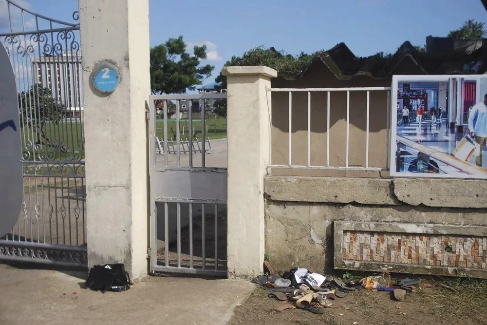 Bên ngoài nhà thờ Ngũ tuần Kings Assembly sau vụ giẫm đạp ngày 28-5. Ảnh: AP