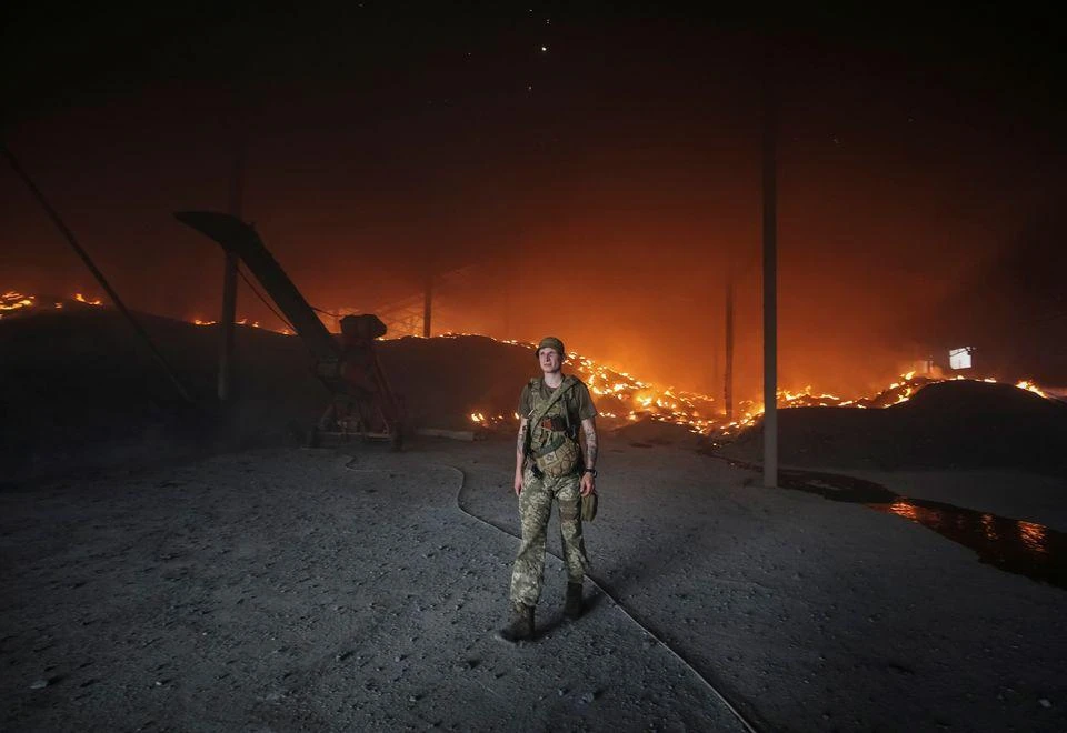 Một quân nhân Ukraine ở vùng Donetsk, Ukraine ngày 31-5. Ảnh: REUTERS