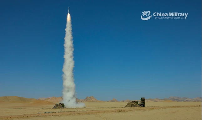 Trung Quốc thử nghiệm hệ thống phòng thủ tên lửa tầm trung HQ-16 hồi tháng 8-2020. Ảnh: HOÀN CẦU THỜI BÁO Trung Quốc thử nghiệm hệ thống phòng thủ tên lửa tầm trung HQ-16 hồi tháng 8-2020. Ảnh: HOÀN CẦU THỜI BÁO