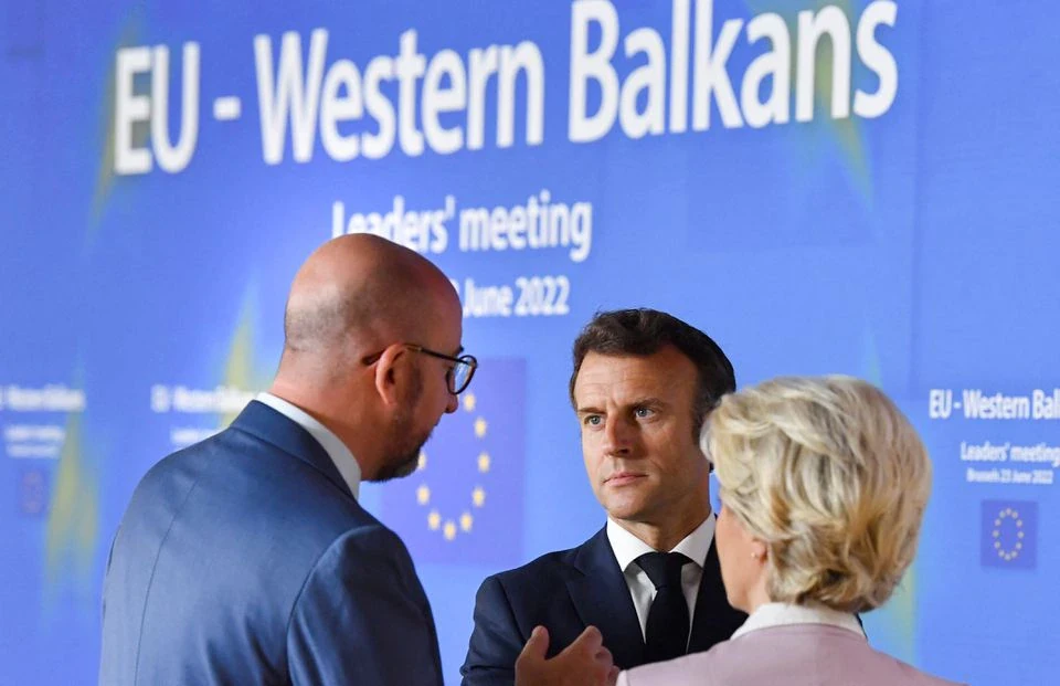 Tổng thống Pháp Emmanuel Macron (giữa). Ảnh: REUTERS