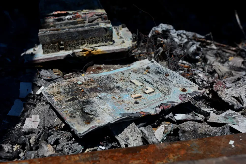 Bảng mạch máy tính trong một hệ thống phòng không Pantsir-C của Nga bị bắn cháy. Ảnh: ALEKSANDR GUSEV