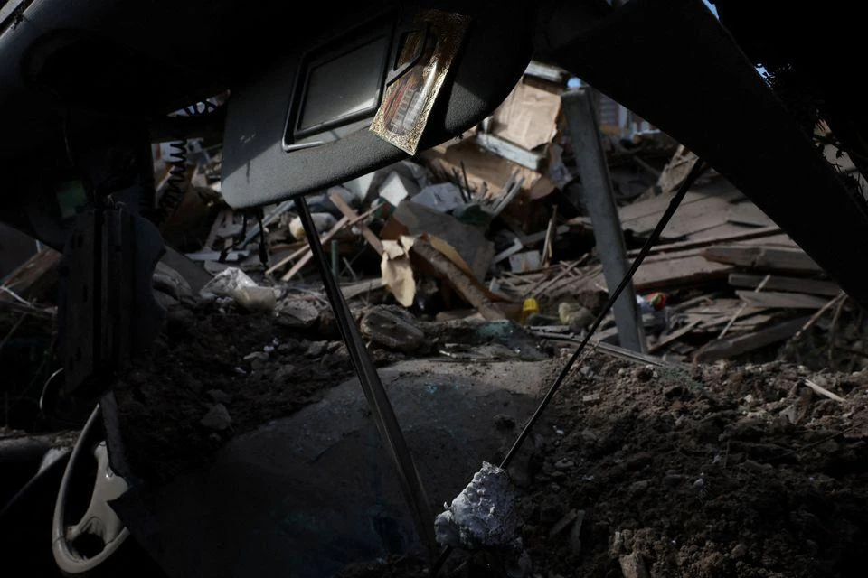 Đống đổ nát sau một cuộc không kích ở TP Lysychansk. Ảnh: REUTERS