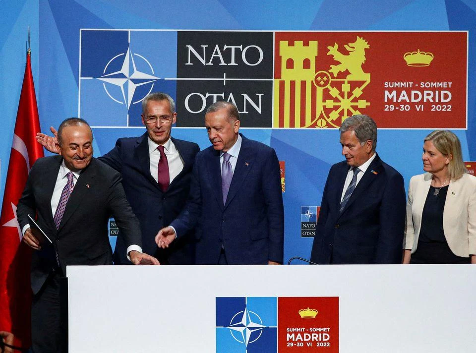 Từ trái sang: Ngoại trưởng Thổ Nhĩ Kỳ Mevlut Cavusoglu, Tổng thư ký NATO Jens Stoltenberg, Tổng thống Thổ Nhĩ Kỳ Tayyip Erdogan, Tổng thống Phần Lan Sauli Niinisto và Thủ tướng Thụy Điển Magdalena Andersson trong hội nghị thượng đỉnh bốn bên ở Madrid, Tây Ban Nha. Ảnh: REUTERS