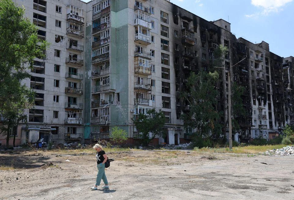 Một khu chung cư ở TP Severodonetsk (tỉnh Luhansk, Ukraine) bị phá hủy. Ảnh: REUTERS