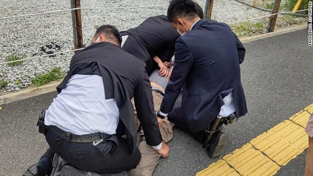 Lực lượng an ninh bắt giữ nghi phạm bắn cựu Thủ tướng Shinzo Abe. Ảnh: REUTERS