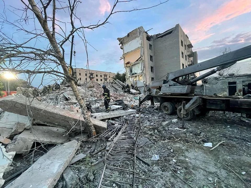 Đống đổ nát sau một cuộc pháo kích ở TP Chasiv Yar, tỉnh Donetsk. Ảnh: REUTERS