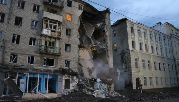 Một tòa nhà bị phá hủy do trúng tên lửa ở TP Kharkiv. Ảnh: UKRINFORM