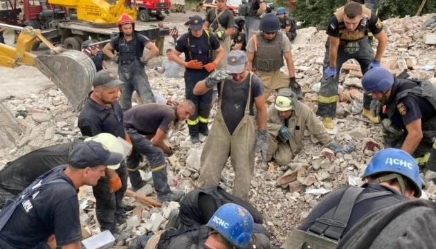 Nhân viên cứu hộ đang tìm kiếm những người bị kẹt dưới đống đổ nát dưới một tòa nhà ở TP Chasir Yar. Ảnh: UKRINFORM