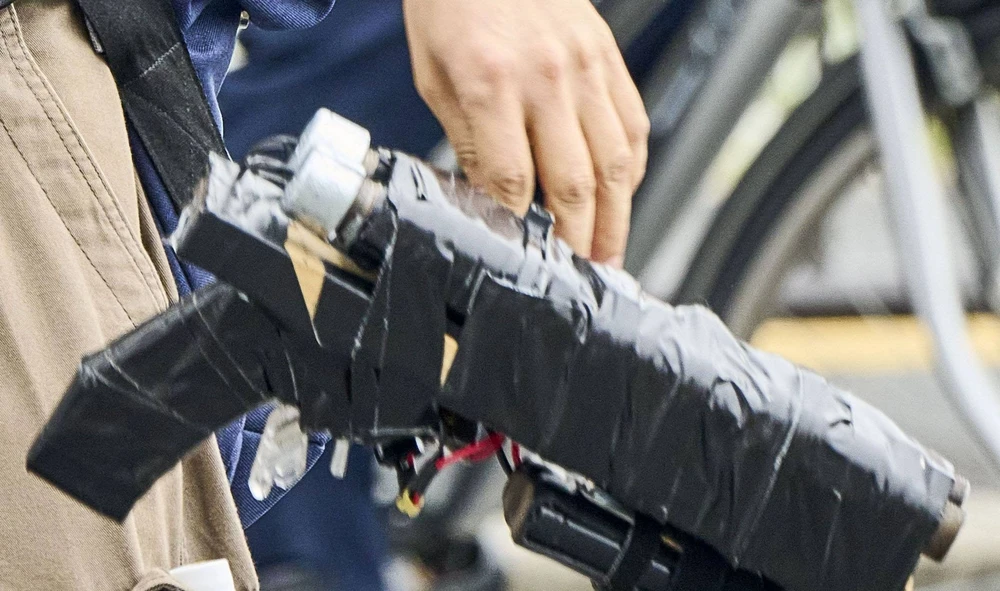 Cận cảnh khẩu súng mà Tetsuya Yamagami dùng để bắn cựu Thủ tướng Shinzo Abe. Ảnh: KYODO NEWS