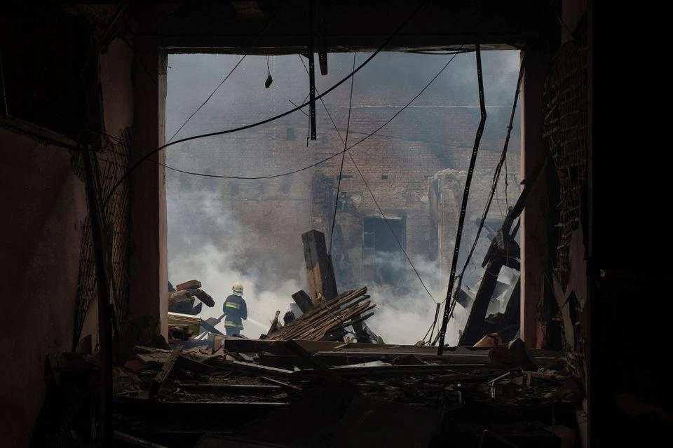 Lực lượng cứu hộ làm nhiệm vụ ở tỉnh Kharkiv. Ảnh: REUTERS