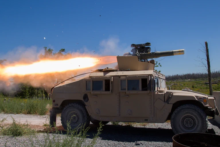 Các binh sĩ Mỹ bắn một tên lửa TOW từ một chiếc Humvee vào năm 2017. Ảnh: VỆ BINH QUỐC GIA MỸ