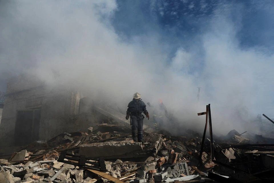 Một lính cứu hỏa Ukraine dập lửa tại một khu chợ bị phá hủy sau một cuộc không kích ở TP Kramatorsk, tỉnh Donetsk. Ảnh: REUTERS