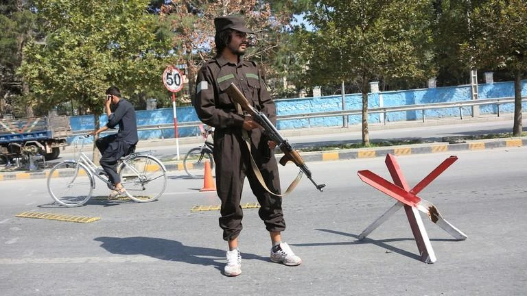 Lực lượng an ninh Afghanistan đứng bảo vệ gần địa điểm xảy ra vụ nổ ở Kabul, Afghanistan ngày 5-9. Ảnh: RT