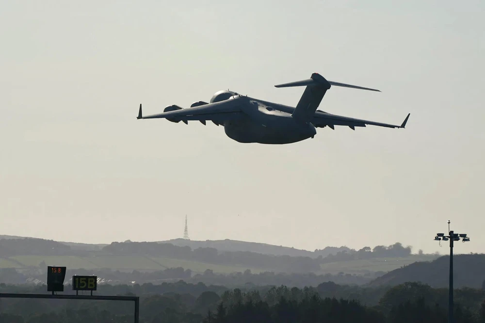 Máy bay RAF C-17 cất cánh chở linh cữu Nữ hoàng trở về London. Đây là chuyến bay được theo dõi nhiều nhất trong lịch sử. Ảnh: GETTY IMAGES