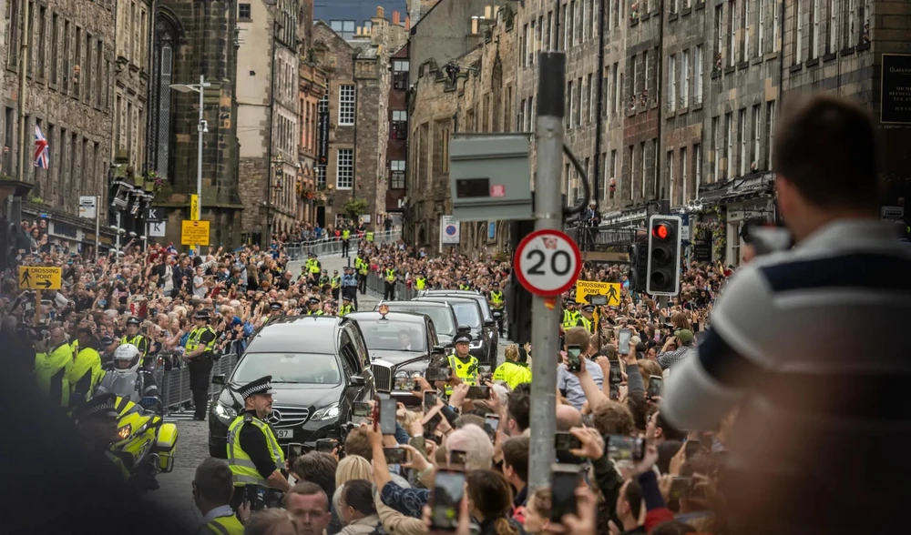 Người dân tập trung dọc con đường Royal Mile ở Edinburgh để tiễn đưa Nữ hoàng khi xe chở linh cữu bà tiến đến Cung điện Holyroodhouse (Scotland). Ảnh: GETTY IMAGES