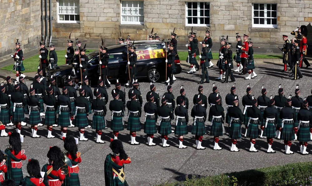 Xe tang chở linh cữu của Nữ hoàng đến Nhà thờ St Giles (Scotland). Ảnh: GETTY IMAGES