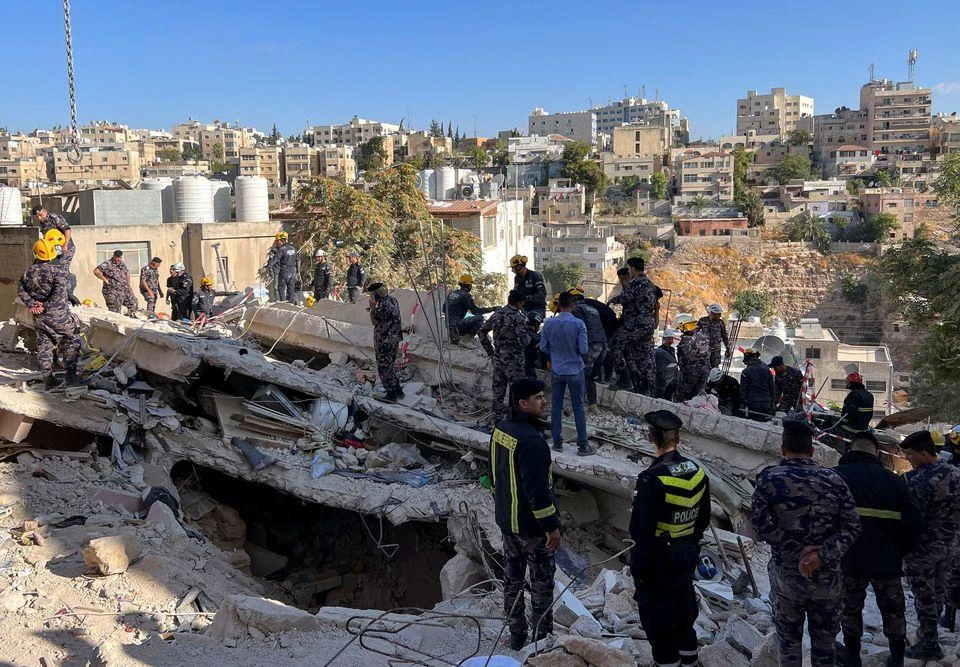 Ngày 15-9, lực lượng cứu hộ làm việc tại địa điểm tòa nhà bị sập ở thủ đô Amman (Jordan). Ảnh: REUTERS