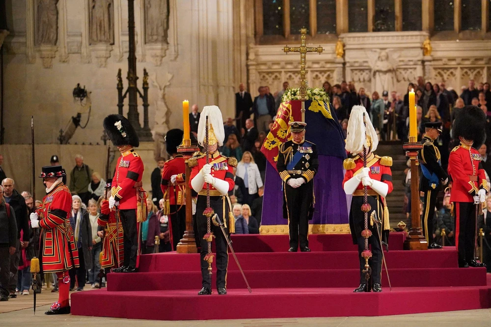 Vua Charles III đứng cầu nguyện bên cạnh linh cữu của Nữ hoàng Elizabeth II, ở Đại sảnh Westminster, tại Cung điện Westminster, London vào ngày 16-9. Ảnh: REUTERS